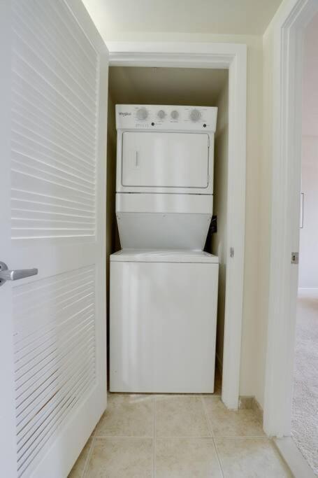 Upscale Comfort Next To Metro And Dining Arlington Luaran gambar
