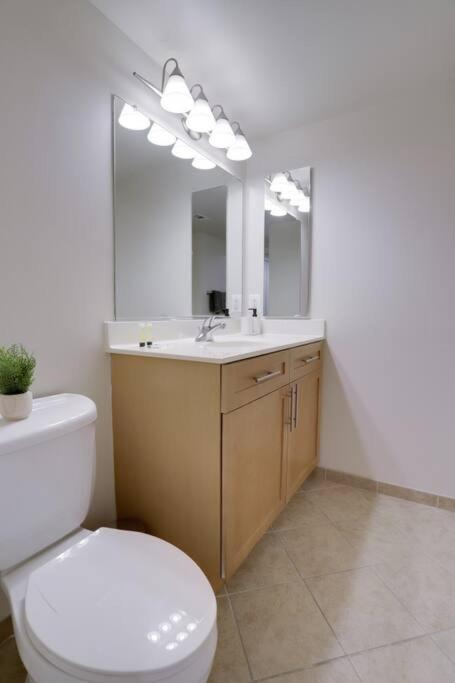 Upscale Comfort Next To Metro And Dining Arlington Luaran gambar