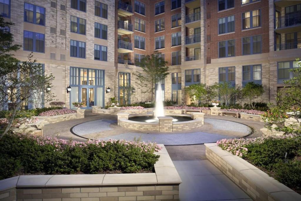 Upscale Comfort Next To Metro And Dining Arlington Luaran gambar