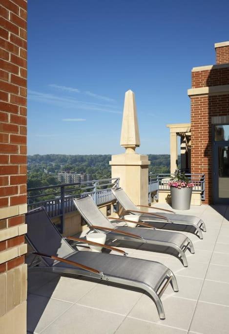 Upscale Comfort Next To Metro And Dining Arlington Luaran gambar