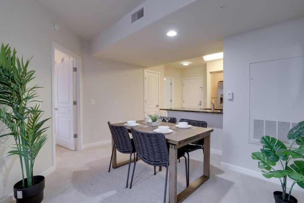 Upscale Comfort Next To Metro And Dining Arlington Luaran gambar