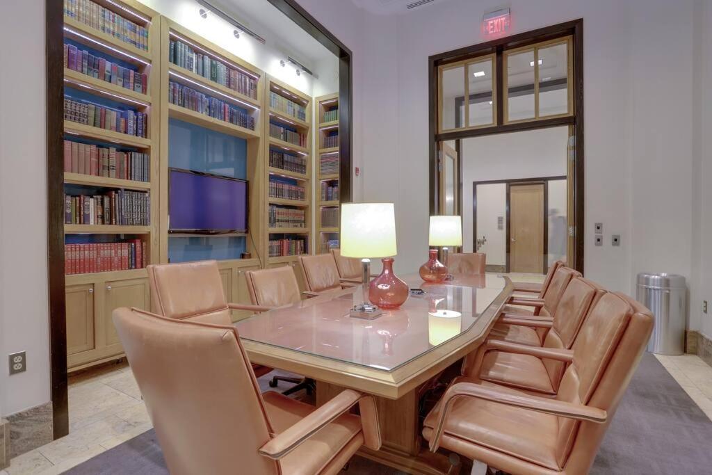 Upscale Comfort Next To Metro And Dining Arlington Luaran gambar